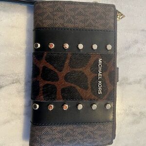 Michael Kors, beautiful wristlet
Like new with removable strap